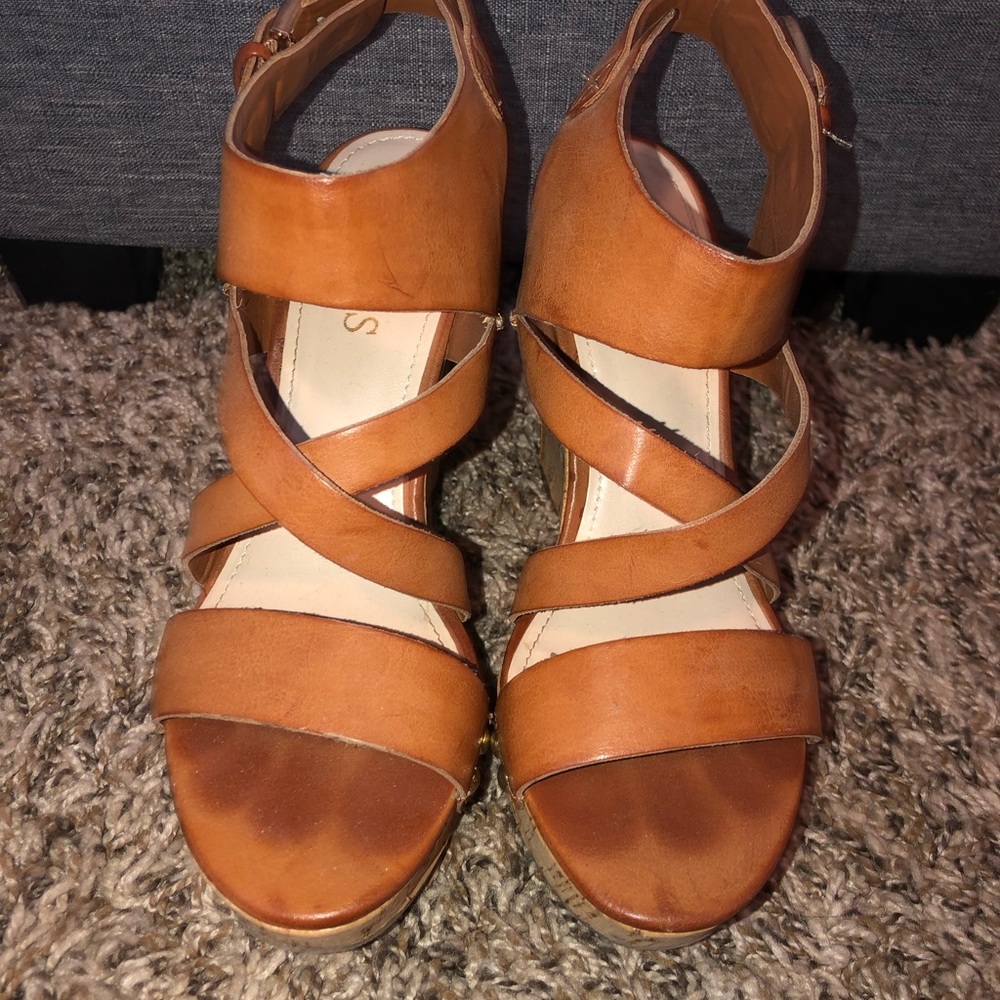 Guess tan wedges